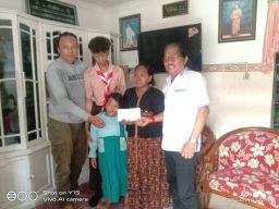 AWS Terjun Langsung Berikan Bantuan Korban Kebakaran di Dupak Timur lV Surabaya