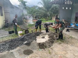 Bersama Membangun Negeri, Satgas Pamtas Yonarmed 16/TK Laksanakan Kegiatan Karya Bhakti di Perbatasan RI-Mly