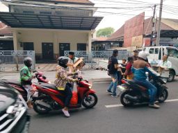 Aliansi wartawan Surabaya Provinsi Jawa timur Bagi takjil Di sekitaran Jalan Jaksa Agung Suprapto