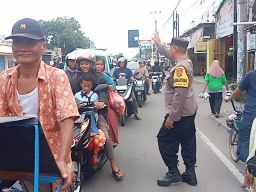 Pastikan aman,Bhabinkamtibmas Klayan, Polsek gunung jati Polres Cirebon Kota monitoring pembagian Takjil