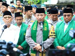 Tebar Kebaikan Idul Fitri 1445 H, Kapolri Beri Bantuan Sembako ke Persatuan Umat Islam