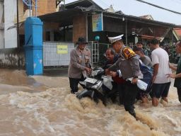 Sigap Tanggap, Polres Pasuruan Kota bersama TNI dan Warga Tangani Banjir