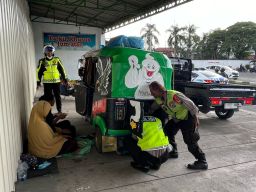 Salut Polisi Bantu Dorong Bajaj Pemudik Asal Jakarta Tujuan Banyuwangi yang Mogok di Mojokerto