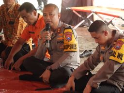 Polres Mojokerto Salurkan Bantuan Untuk Warga Terdampak Tanah Longsor di Dlanggu  
