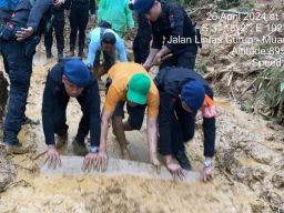TNI-Polri Bantu Warga Buka Akses Jalan Putus Akibat Longsor