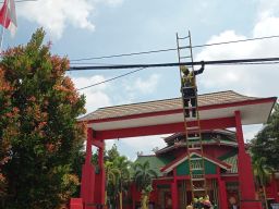 Jaga Estetika dan Keandalan Jaringan, PLN Icon Plus Melakukan Perapihan Kabel di Tiang PLN Pandaan, Kab.Pasuruan