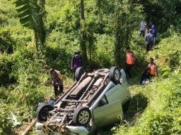 Gercep Polisi dan Relawan Berhasil Evakuasi Korban Mobil Terjun ke Jurang di Mojokerto  