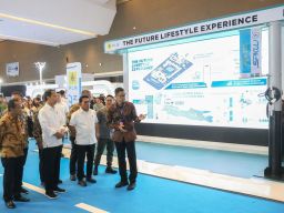 Dikunjungi Presiden Jokowi, Dirut PLN Paparkan Kesiapan Ekosistem Kendaraan Listrik di Booth PLN di PEVS 2024