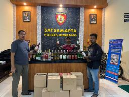 Polisi Amankan Seorang Pemuda dan Ratusan Botol Miras dari Berbagai Merk di Jombang
