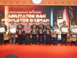 Kapolres Pelabuhan Tanjung Perak Menerima Penghargaan Dari PT DLU kategori Fasilitator