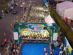 Lima Pengemudi Ojol Prasejahtera Peroleh Motor Listrik di PLN Electric Run 2024