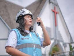 Dalam Momen Natal, Senyum Fani Srikandi PLN Penjaga Cahaya Perayaan Natal dan Tahun Baru