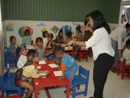Menyambut Hari Kemerdekaan, Kontribusi PLN untuk Anak-Anak Sumba di Hari Anak Nasional, Dari Sampah Jadi Sekolah