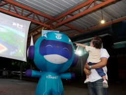 PLN Icon Plus Jatim Hadirkan Nobar Bola Gembira 2026 Bersama ICONNET, Pererat Kebersamaan dengan Masyarakat