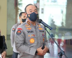Dengan Pesawat, Satgas Damai Cartenz Kirim Bantuan Bibit Babi ke Warga Yahukimo