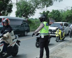 Polres Bangkalan Terjunkan Tim Urai Lalulintas Antisipasi Kepadatan Akses Wisata Alam dan Kuliner