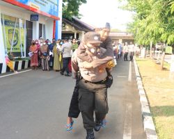 Layani Sepenuh Hati, Polisi Tuban Gendong Warga Disabilitas Saat Penyaluran Bantuan Tunai