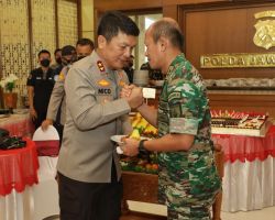 Bawakan Nasi Tumpeng dan Kue Tart, Pangdam V/Brawijaya beri Kejutan Kapolda Jatim di Hari Bhayangkara ke-76