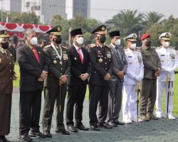 Upacara Hari Bhayangkara ke 76 di Lapangan Mapolda Jatim, terpusat secara virtual dari Akpol dengan Inspektur Upacara Presiden Joko Widodo