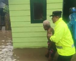 Respon Cepat Polisi di Banyuwangi Selamatkan Lansia Terjebak Banjir