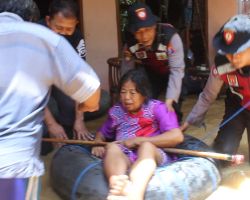Tim SAR Polres Tulungagung Berhasil Mengevakuasi Pasutri Lansia yang Terjebak Banjir