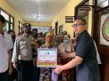 Polri Peduli, Ditresnarkoba Polda Jatim Berbagi Sembako di Slum Area Surabaya