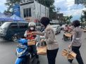 Polwan Polres Batu Sosialisasikan Penerimaan Calon Anggota Polri TA 2023 Sambil Berbagi Takjil