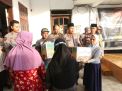 Bidhumas dan Bidkum Polda Jatim Berbagi 100 Paket Sembako Untuk Warga Morokrembangan