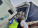 Salut, Anggota PJR Polda Jatim Jadi Montir Dadakan Saat Lihat Truk Mogok di Tol