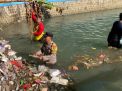 Peduli Lingkungan Polisi RW Polres Tuban Bersama Warga Bersihkan Sampah di Sungai
