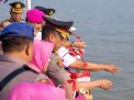Peringati Hari Bhayangkara ke &ndash; 77 Wakapolda Jatim Pimpin Tabur Bunga di Laut Jawa