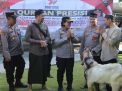 Kapolres Bandara Ngurah Rai Serahkan Hewan Qurban Presisi dan Berbagi Puluhan Paket Sembako kepada Jemaah Masjid