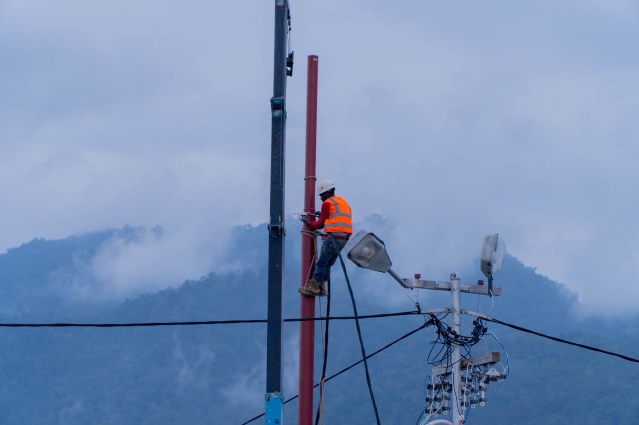 PLN Sambung Jaringan Listrik ke 3 Desa Kabupaten Jayapura, 279 KK Kini Terang Benderang Menyala 24 J