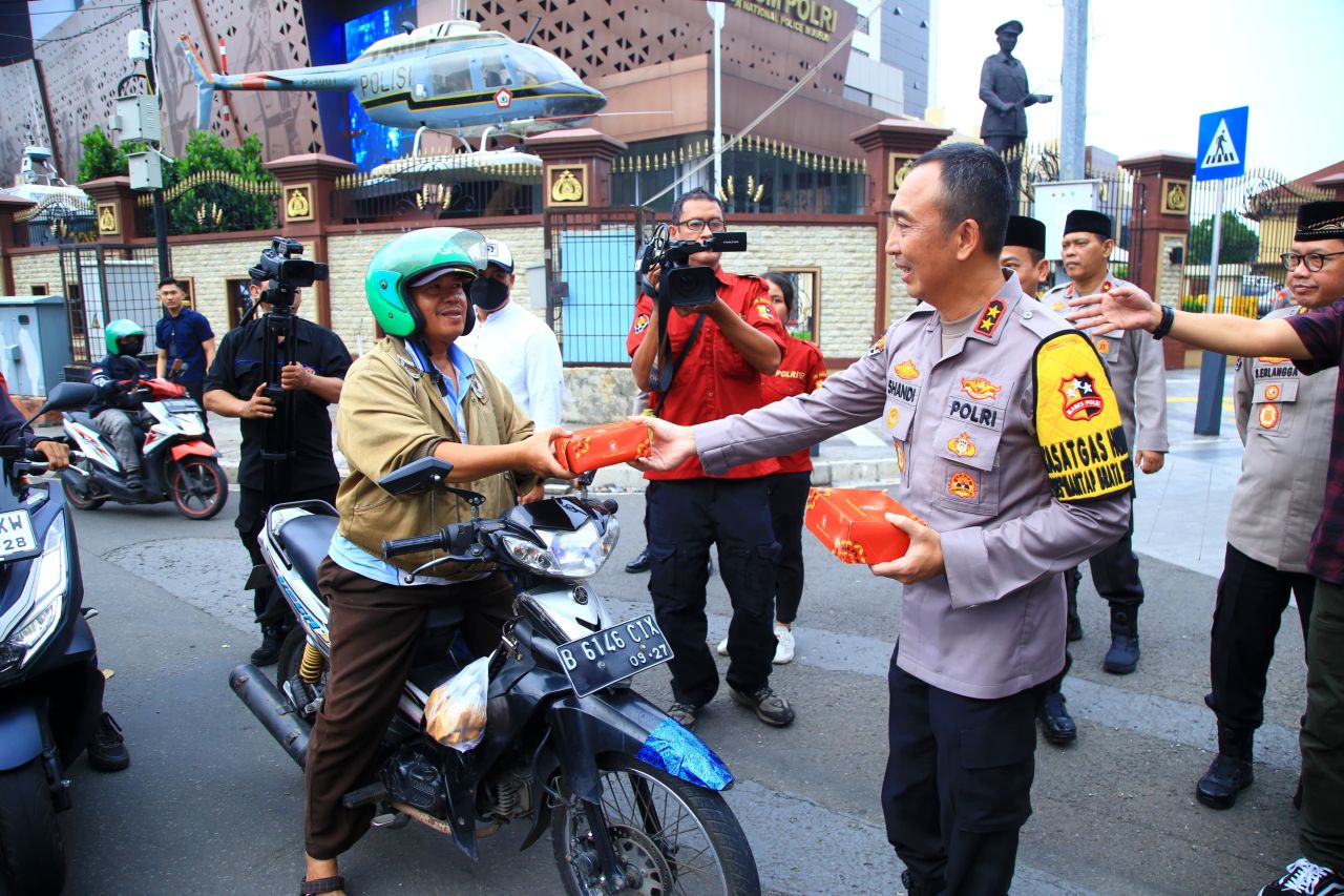 Empat Jendral Polri Kompak Bareng Polwan Berbagi Takjil