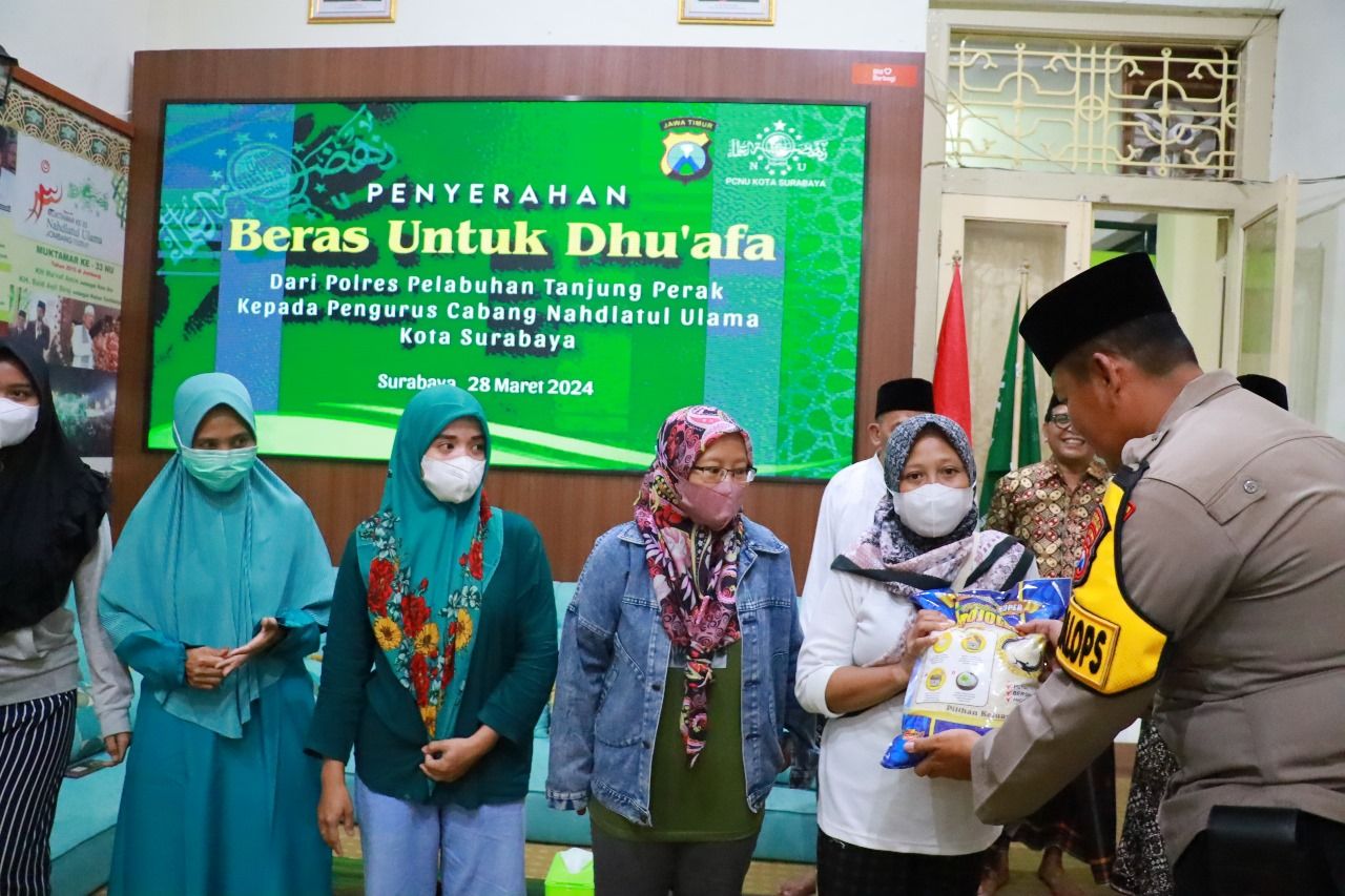 Raih Keberkahan di Bulan Ramadhan, Polres Tanjung Perak Gelar Bansos Untuk Para Dhuafa