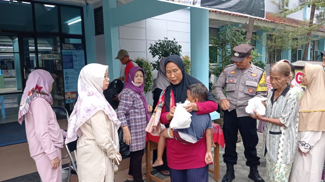 Pastikan aman,Bhabinkamtibmas Sukapura, Polsek Utbar Polres Cirebon Kota monitoring pembagian Takjil