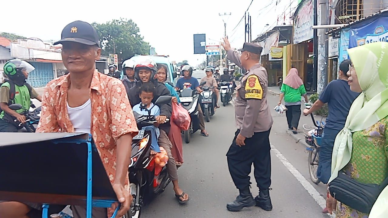Pastikan aman,Bhabinkamtibmas Klayan, Polsek gunung jati Polres Cirebon Kota monitoring pembagian Takjil