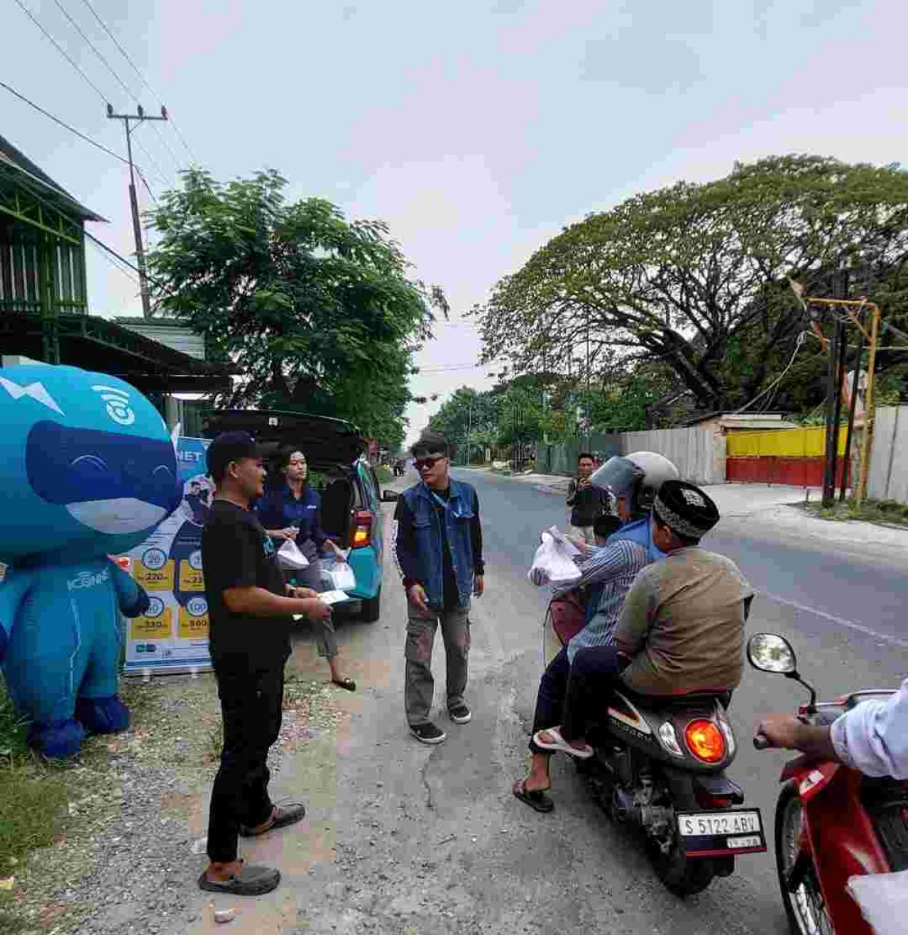PLN Icon Plus dan PLN ULP Bojonegoro Ngabuburit Bareng dan Bagi Takjil