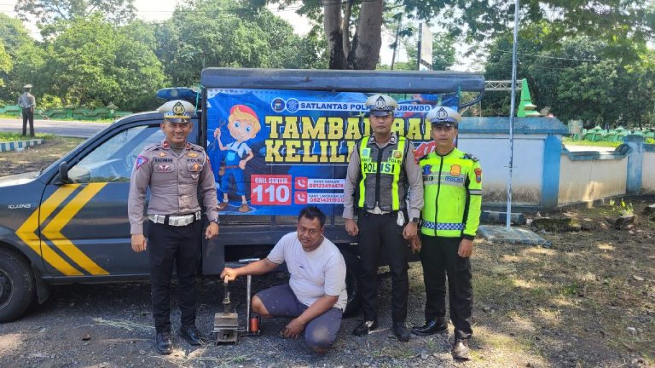 Mudik Lebaran, Polisi di Situbondo Siapkan Layanan Patroli Tambal Ban Gratis di Jalur Hutan Baluran