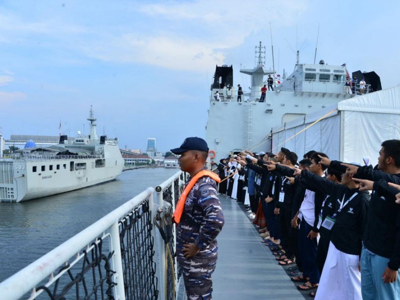 ANTUSIASNYA GENERASI MUDA SAAT BERLAYAR DENGAN KAPAL PERANG TNI AL.