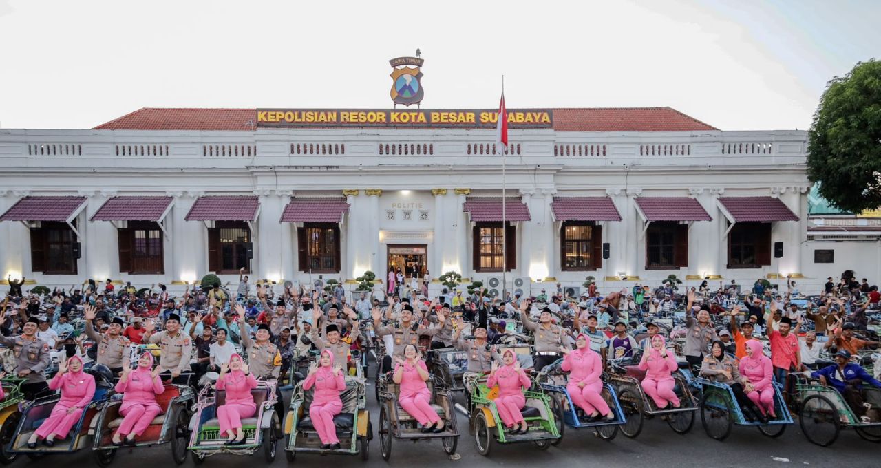 Berbagi Berkah di Bulan Ramadhan, Polrestabes Surabaya Ajak Ratusan Abang Becak Buka Puasa Bersama