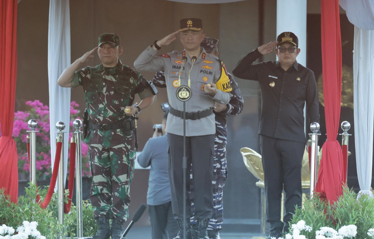 Pimpin Apel Gelar Pasukan Operasi Ketupat Semeru 2024 Kapolda Jatim Targetkan Zero Kecelakaan