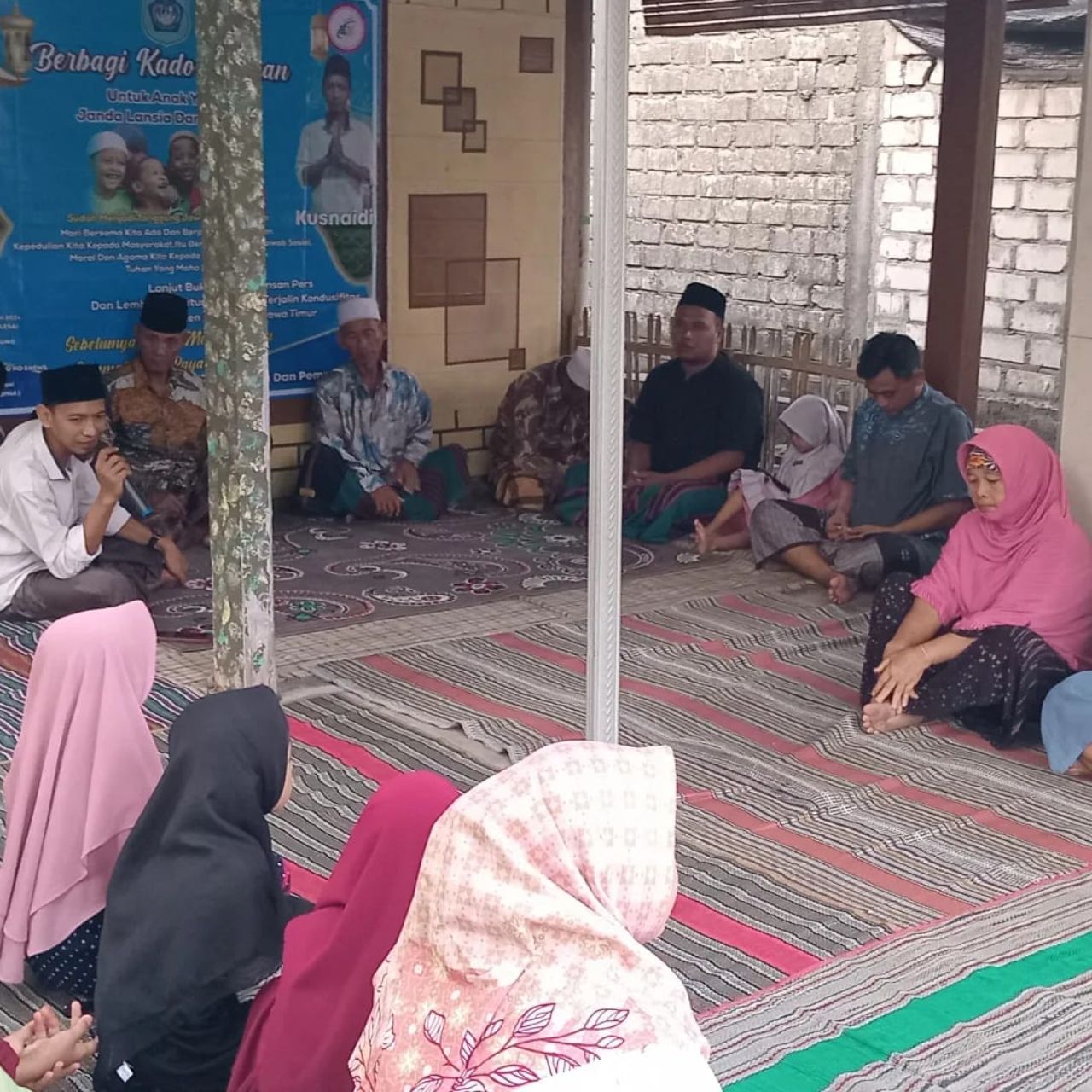 Hosnews Lamongan Berbagi Kado Lebaran untuk Yatim Piatu, Janda dan Duafa