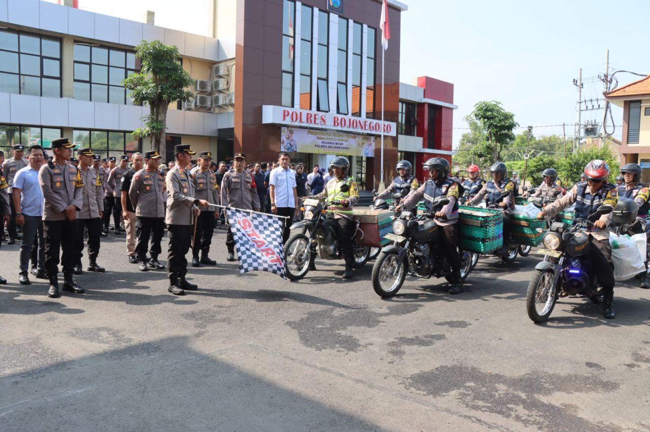 Pak Bhabin Polres Bojonegoro Salurkan 689 Paket Zakat Door to door