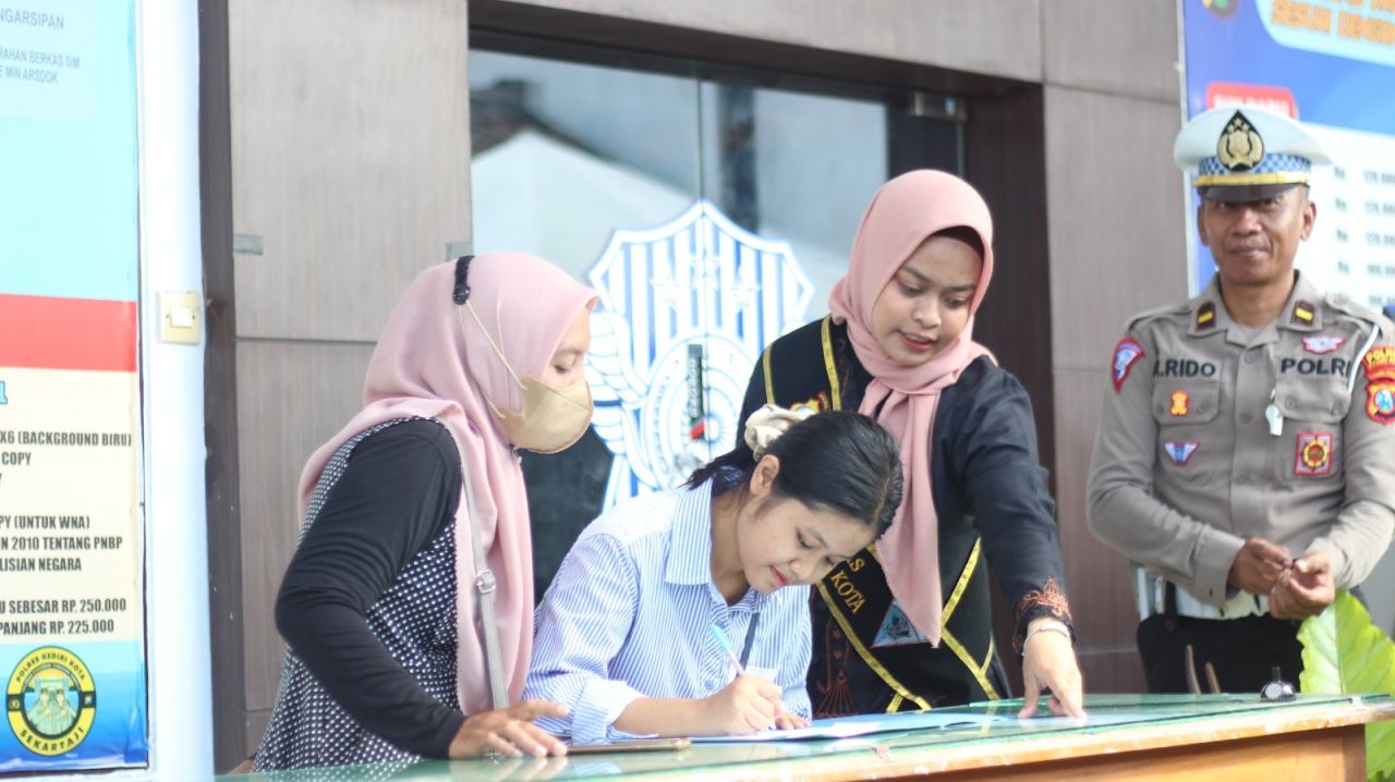 Berpakaian Adat Petugas Satpas SIM Polres Kediri Kota Layani Masyarakat di Hari Kartini  