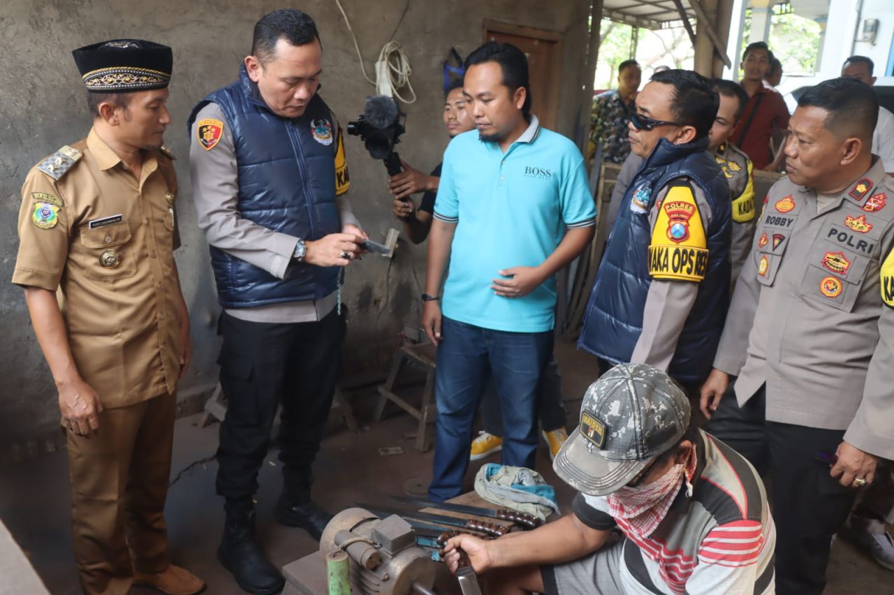 Dukung UMKM, Kapolres Bondowoso Beri Motivasi Sektor Industri Kerajinan Tangan