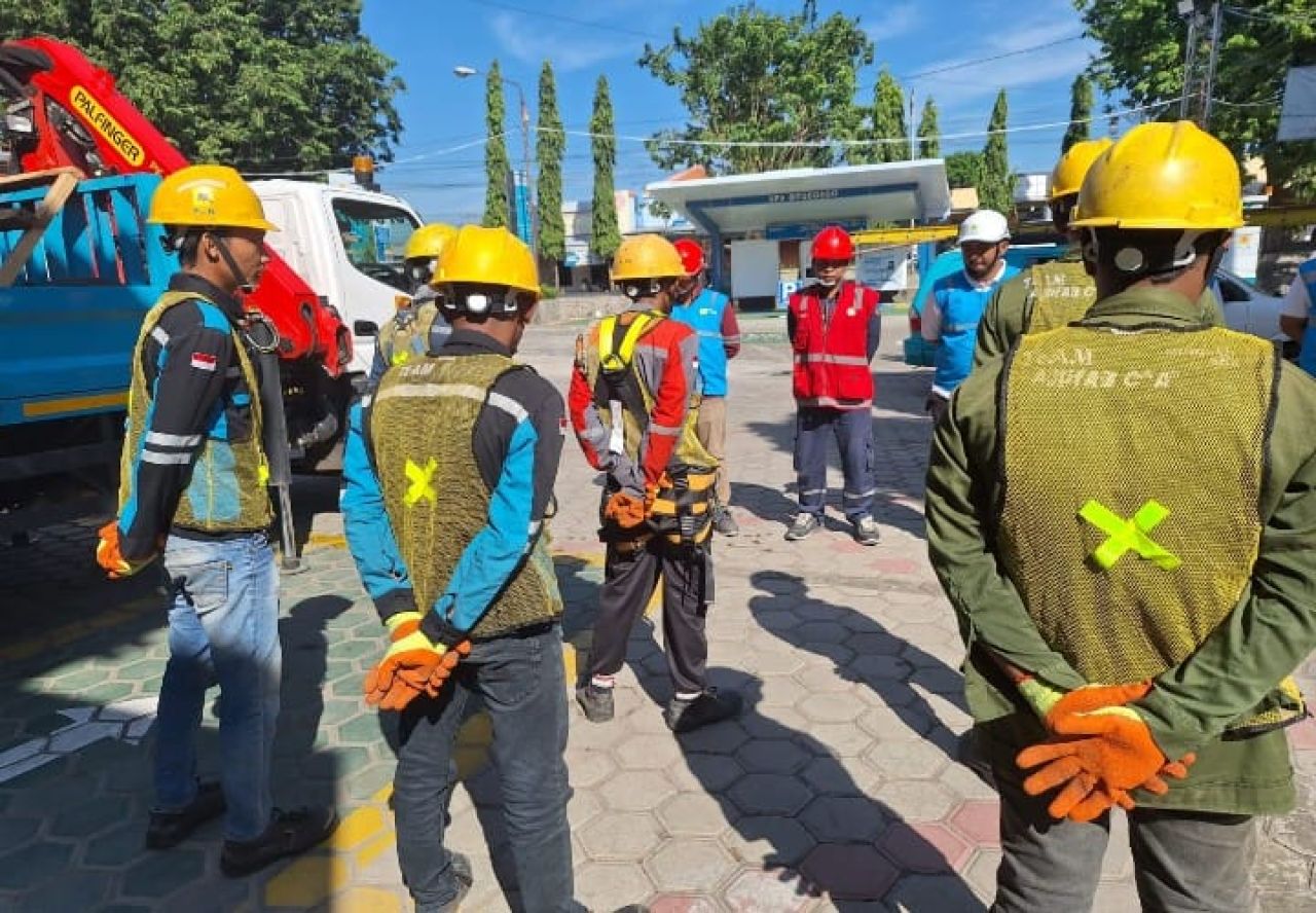 Pembenahan Jaringan Di Situbondo, PLN Icon Plus Melakukan Penataan dan Pendataan Kabel Fiber Optik Ilegal di Tiang PLN