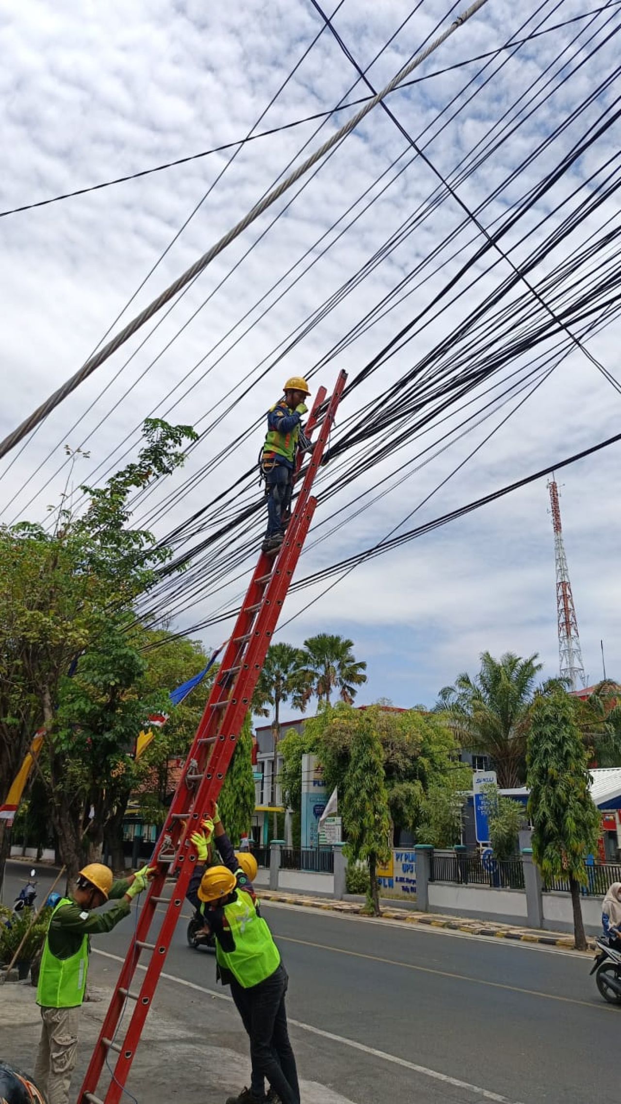 PLN Icon Plus Menata Kabel FO di Tiang PLN Madiun Kota Guna Jaga Estetika Kota dan Keandalan Jaringan