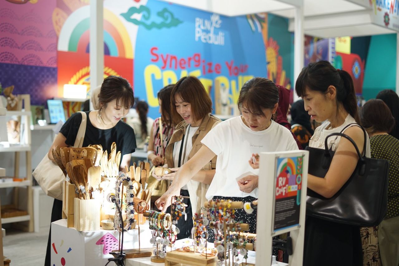 Tampilkan Produk Menarik, _Booth_ PLN Jadi Magnet Pengunjung di INACRAFT 2024