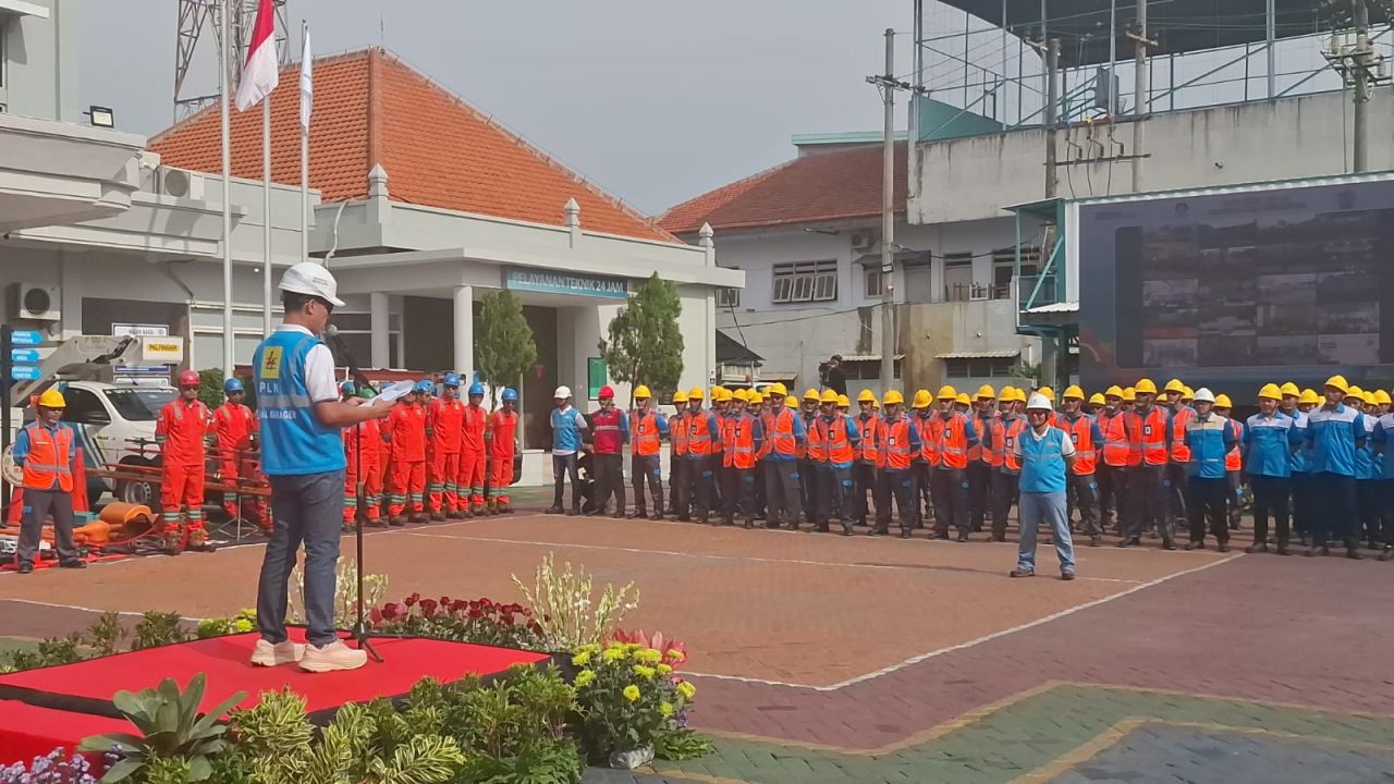 PLN UID Jatim Gelar Inspection Day K3 dan Apel Siaga Nataru 2024/2025 di ULP Krian, Sidoarjo